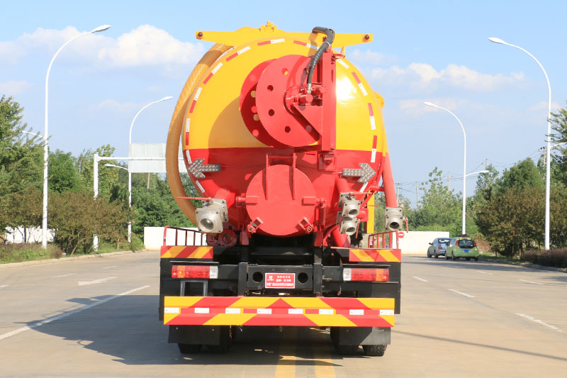 柳汽乘龍後八輪清洗吸污車（一(yī)體罐  可(kě)加裝副發）（清水  污水21方）